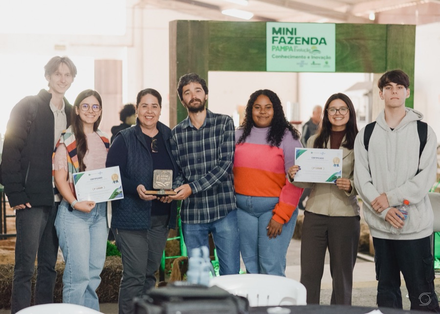 Equipe premiada com troféu e certificados no palco da Mini Fazenda Pampa